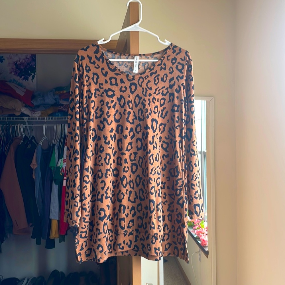 Like New - leopard tunic w/ pockets! So comfy! Pairs well w/ leggings & jeans!